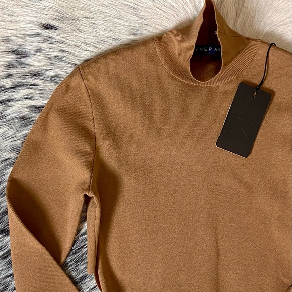 ZEYNEP ARCAY LEATHER STRAP CROPPED TURTLENECK, SZ IT/40 FR/36 US/2-4 - Picture 5 of 14